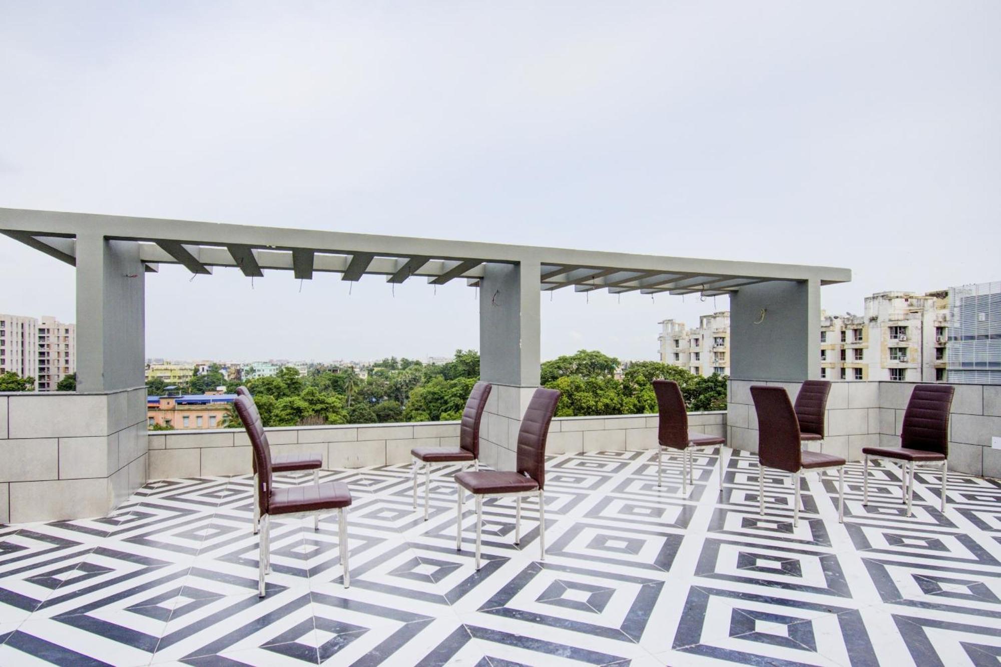 Super Townhouse Gokul Regency Near Metro Station Hotel 4*