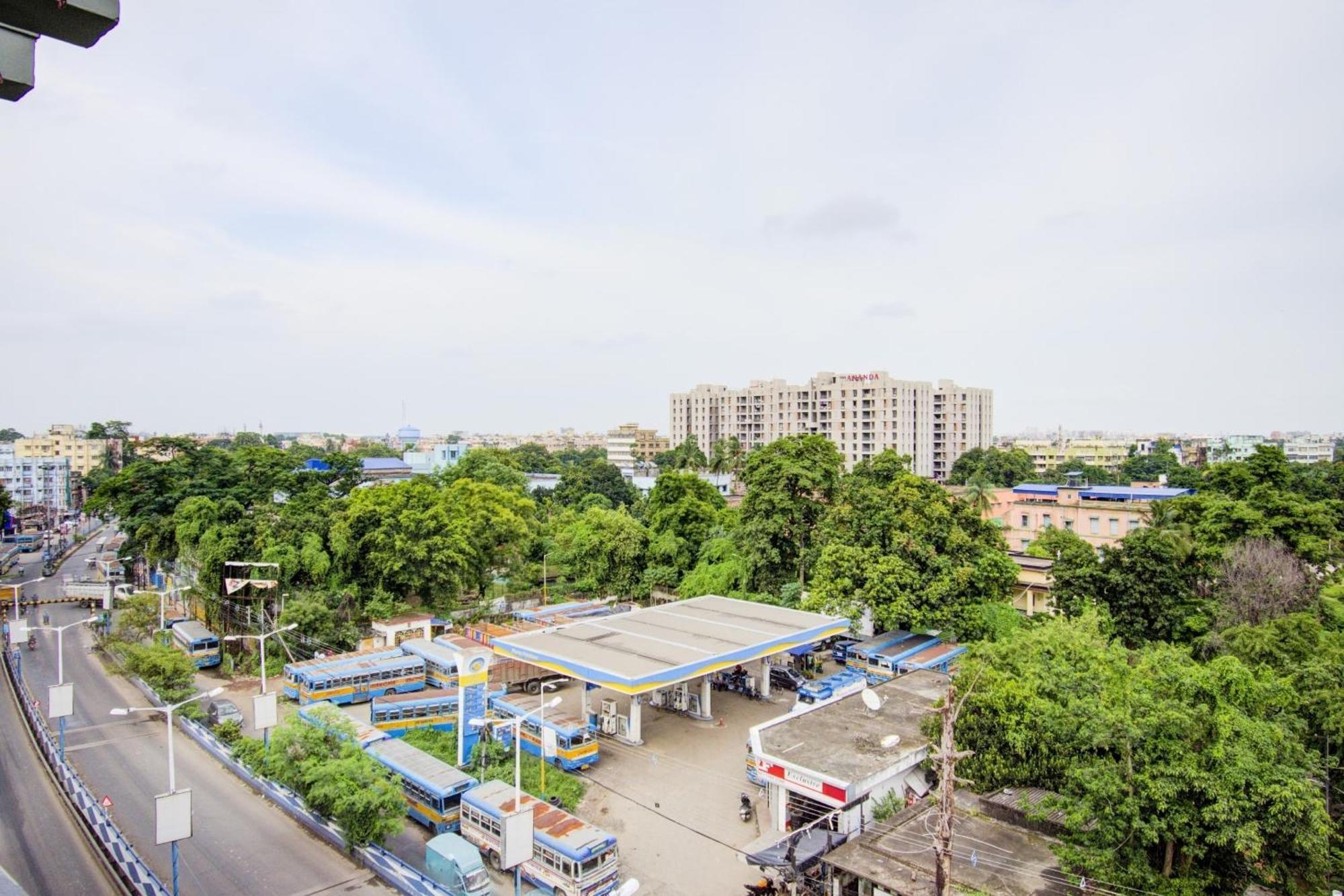 Super Townhouse Gokul Regency Near Metro Station Hotel
