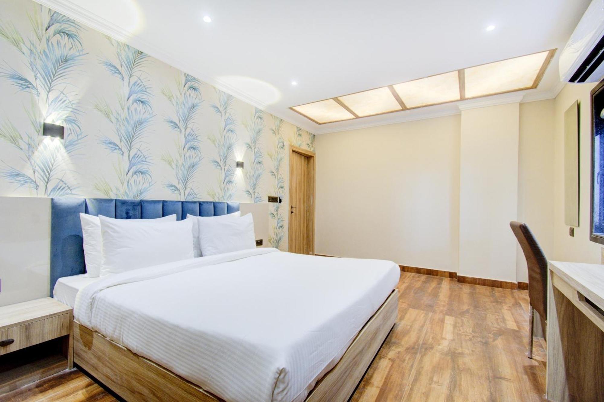 Super Townhouse Gokul Regency Near Metro Station Hotel 4*