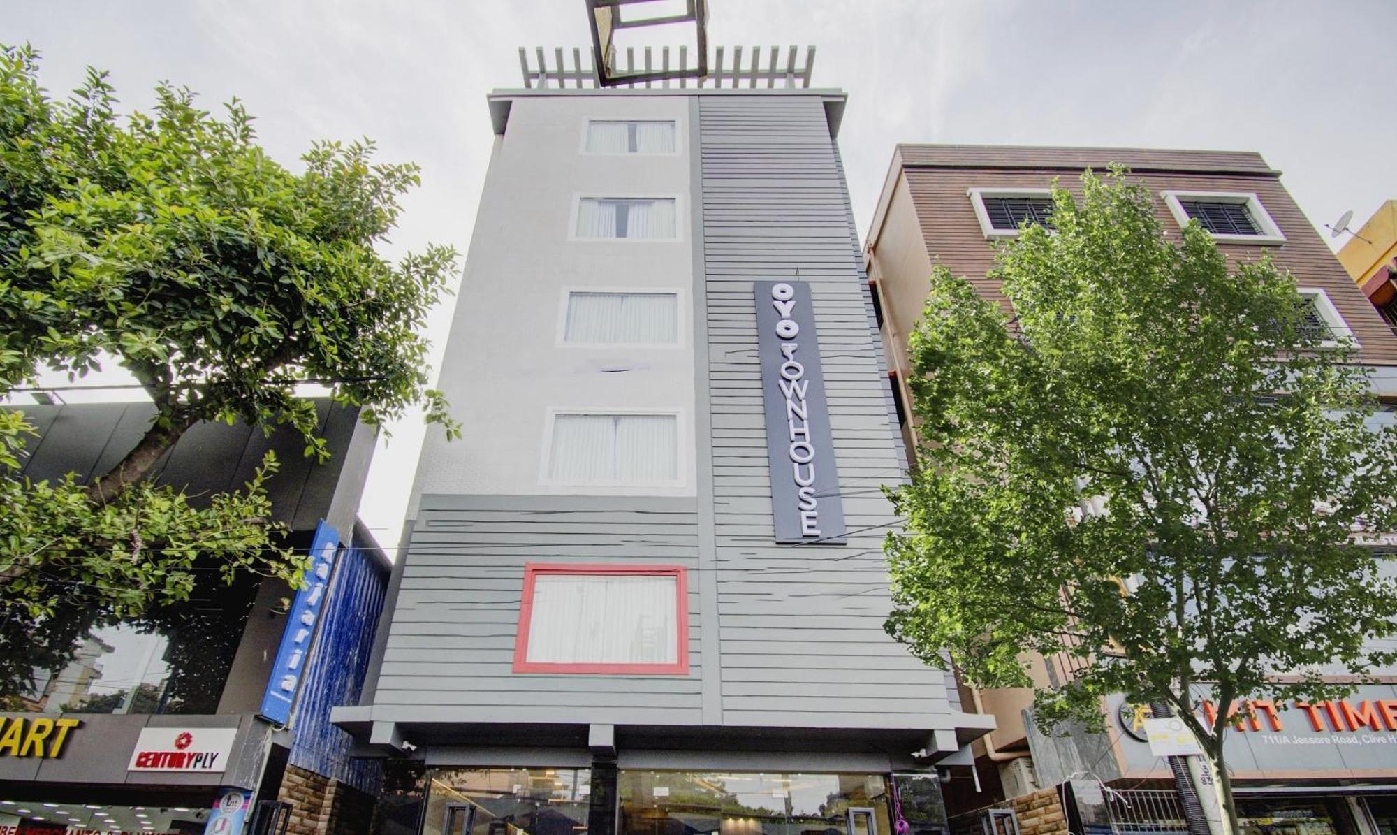 Hotel Super Townhouse Gokul Regency Near Metro Station 4*