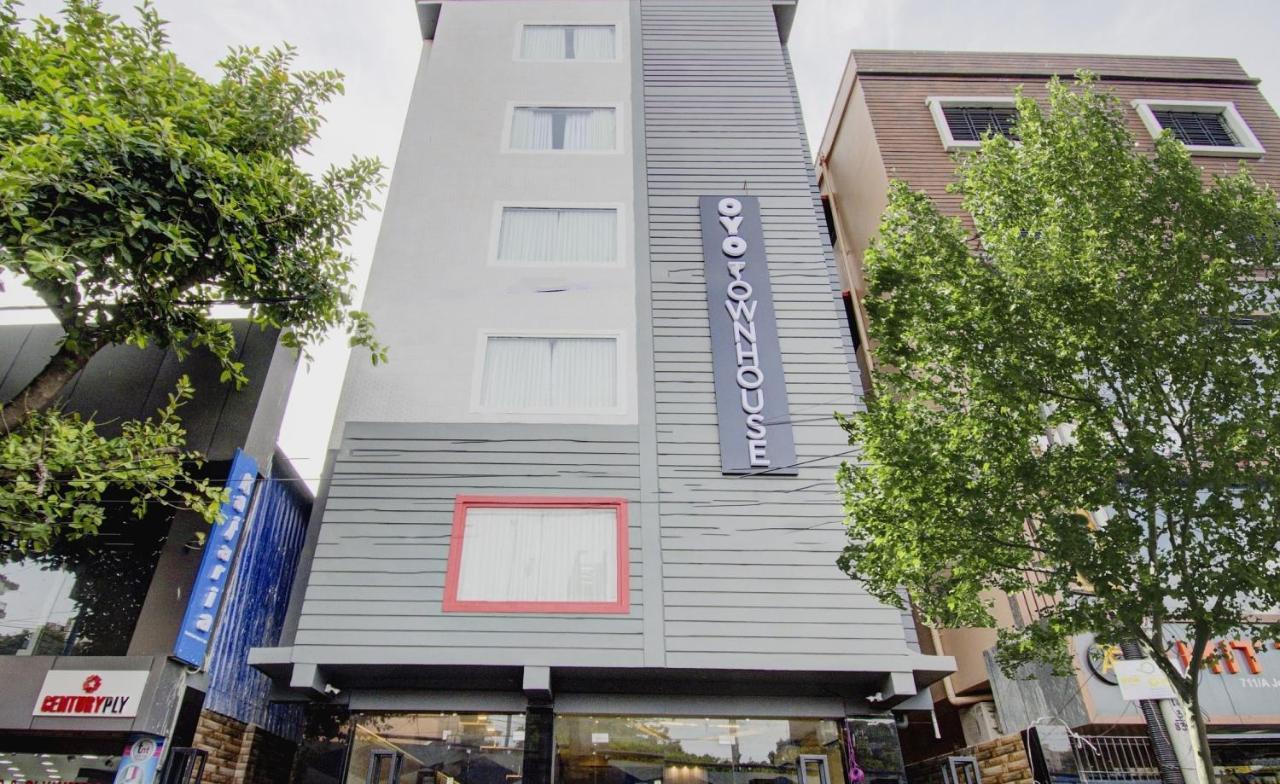 Hotel Super Townhouse Gokul Regency Near Metro Station 4*