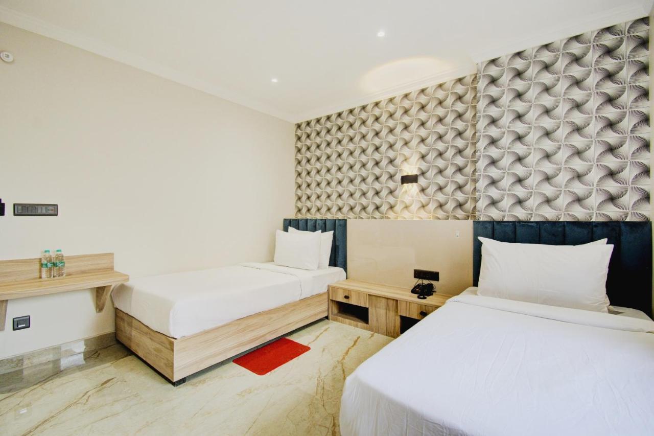 Super Townhouse Gokul Regency Near Metro Station