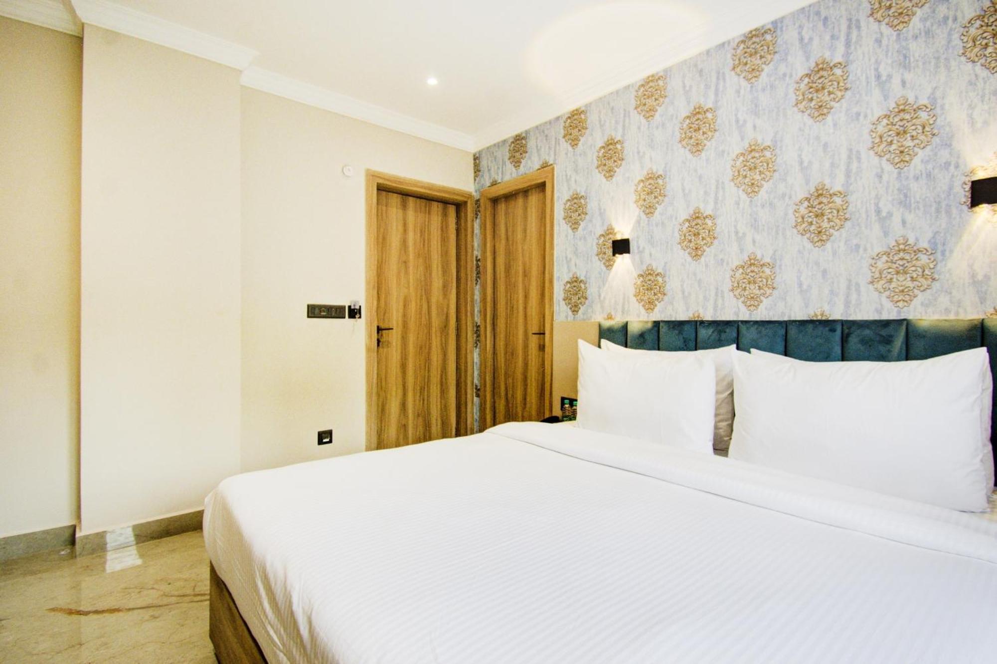 Hotel Super Townhouse Gokul Regency Near Metro Station 4*