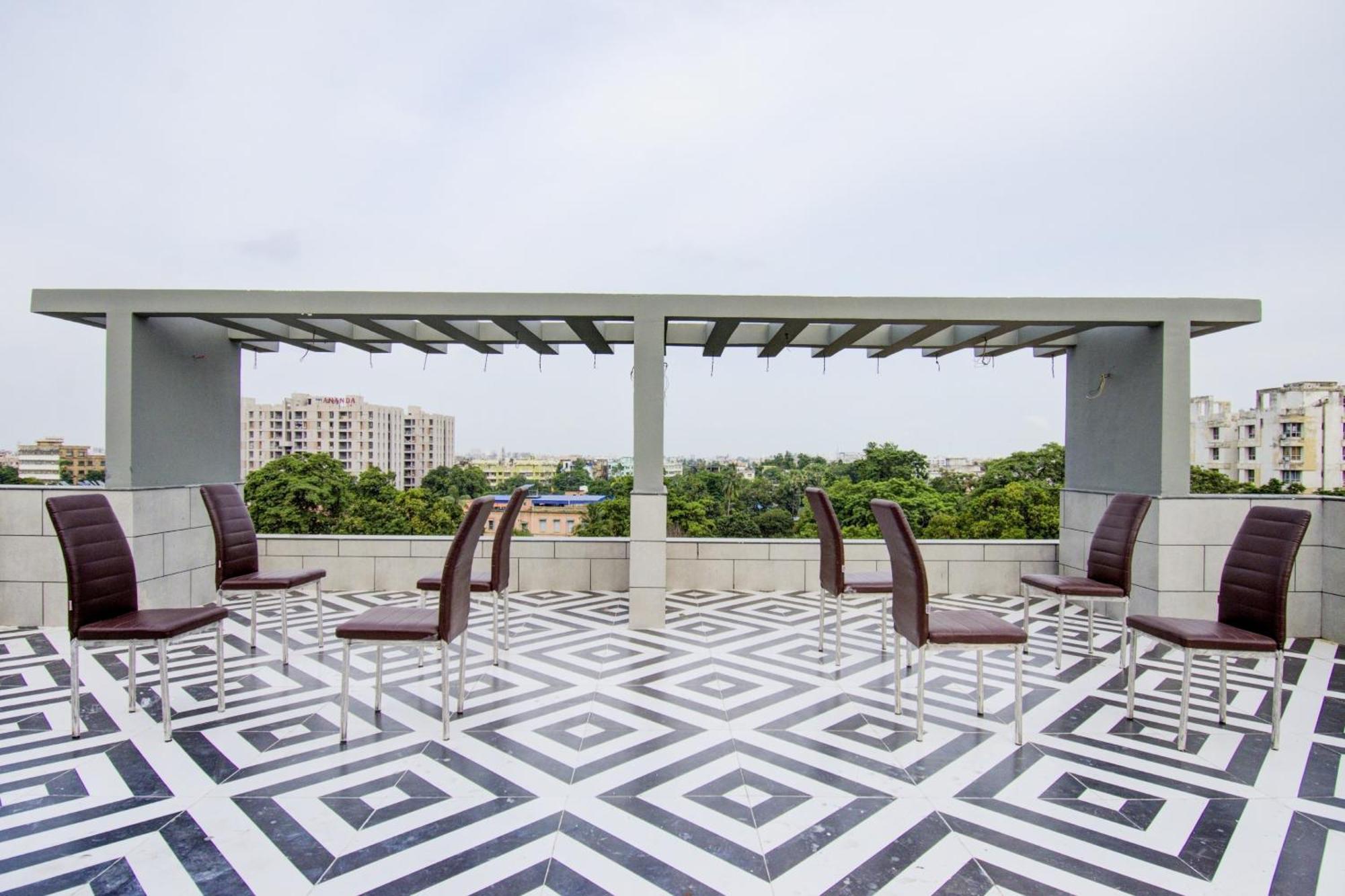 Super Townhouse Gokul Regency Near Metro Station