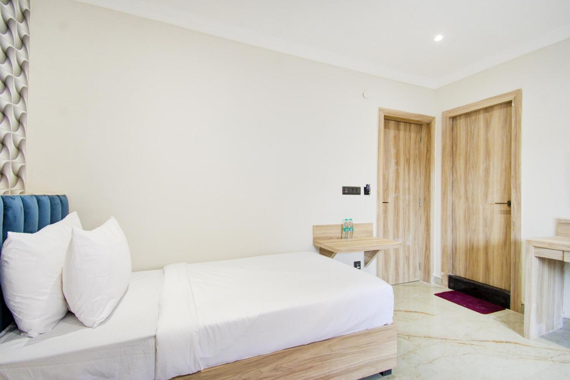 Super Townhouse Gokul Regency Near Metro Station Hotel 4*