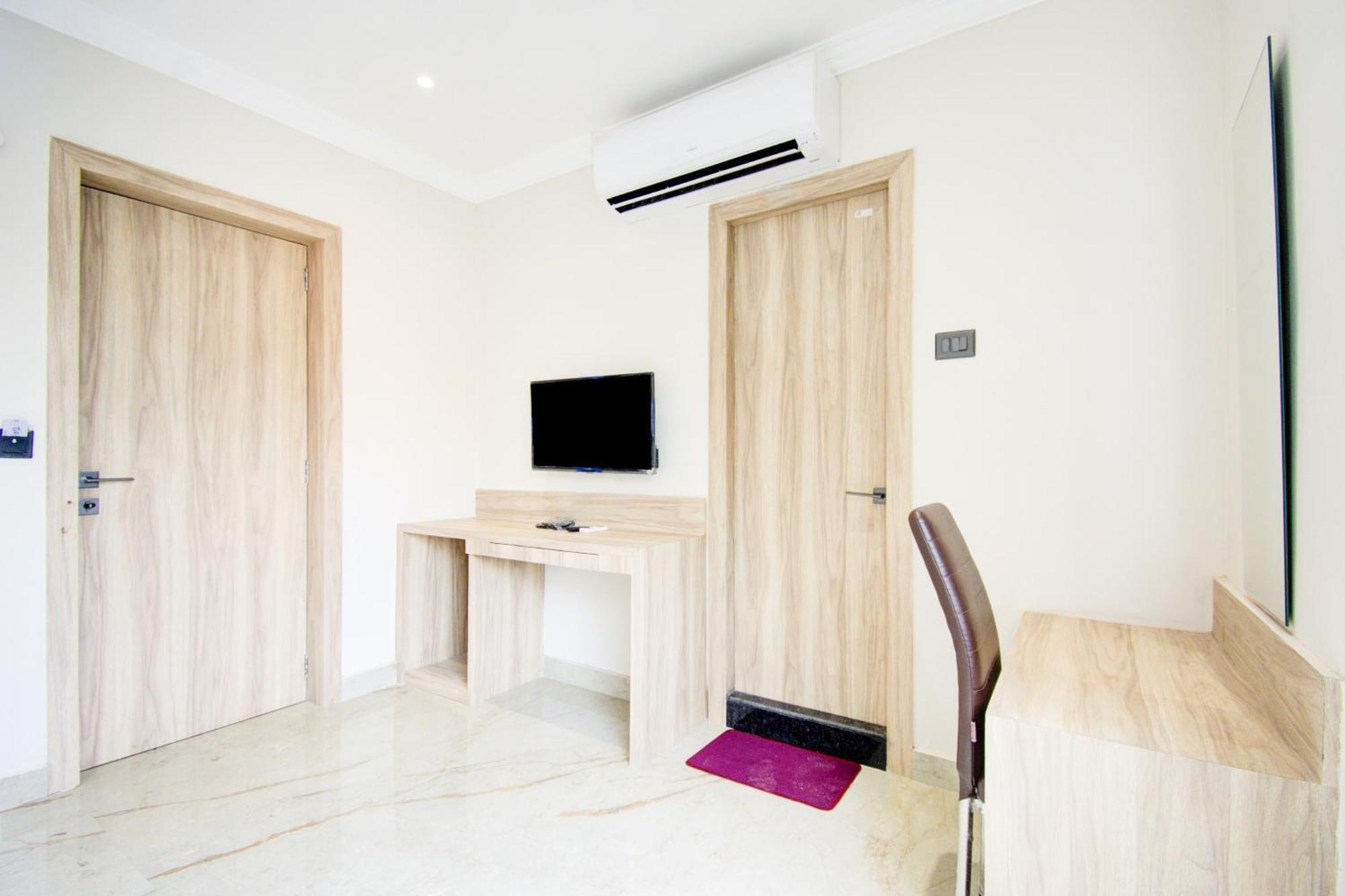 Super Townhouse Gokul Regency Near Metro Station