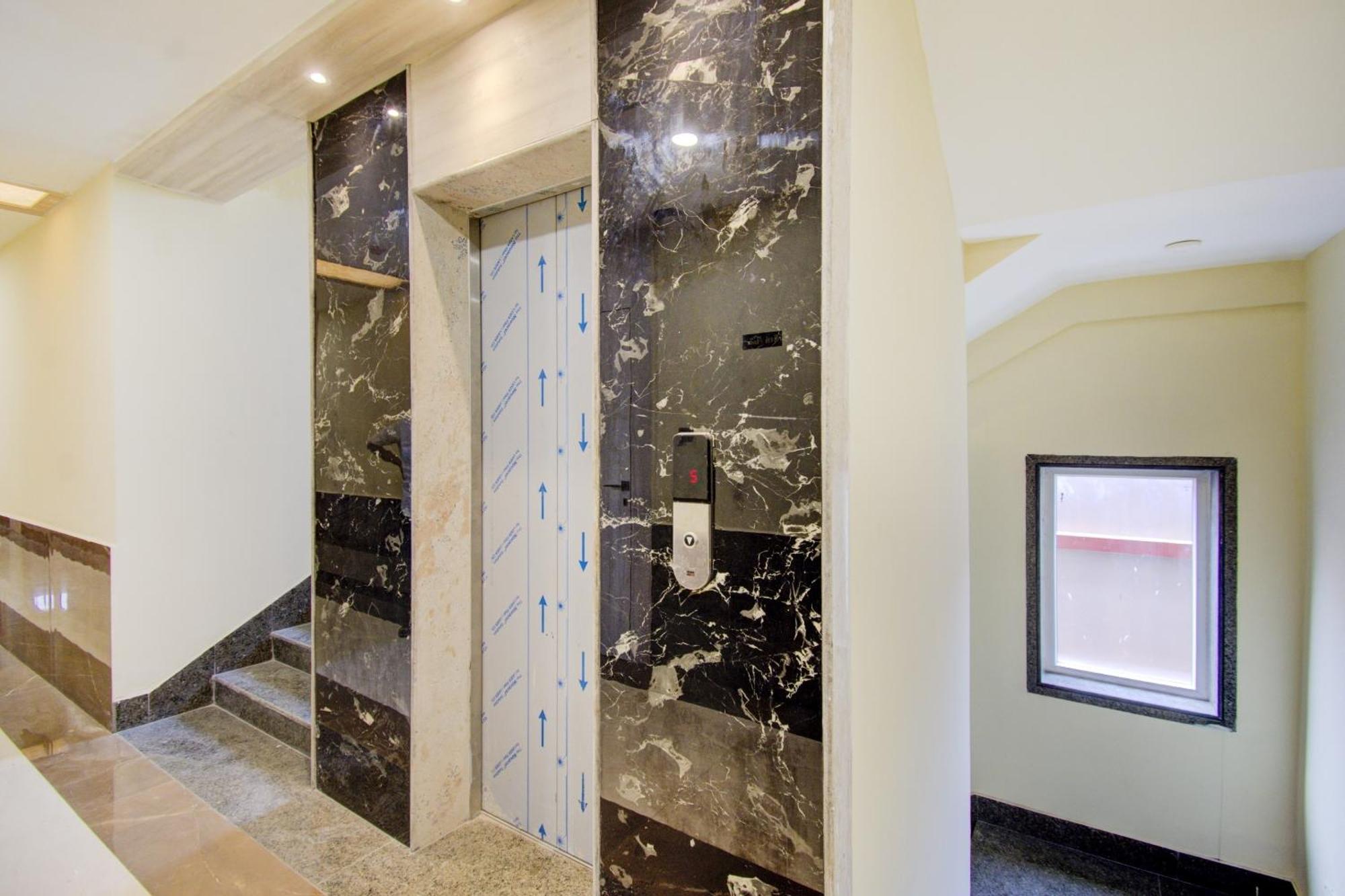 Super Townhouse Gokul Regency Near Metro Station Hotel 4*