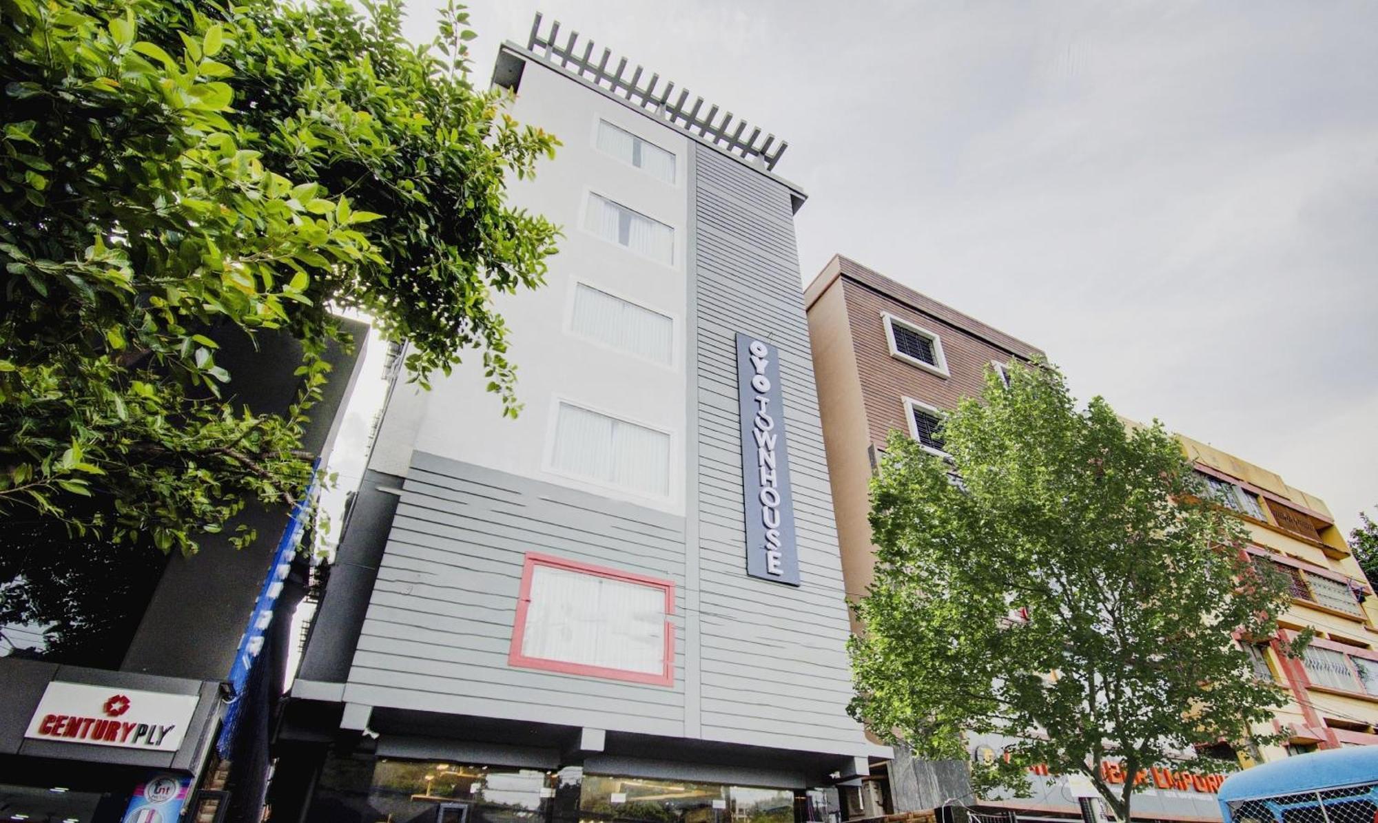Hotel Super Townhouse Gokul Regency Near Metro Station